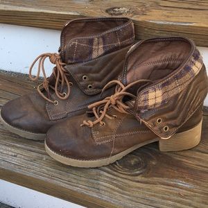 ⭐️⭐️ 4/$25⭐️⭐️ Brown boots with plaid fabric trim